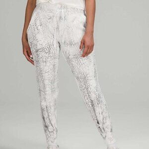 Lululemon thread dye white black 7/8 length warm down jogger‎ sweatpants